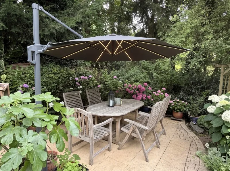 Defying the Breeze: How Engineered Ribs and Vents Keep Your Parasol Grounded